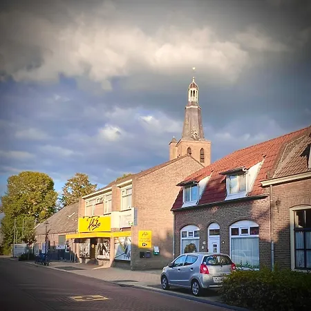 Rooi Bij De Knoptoren 3*