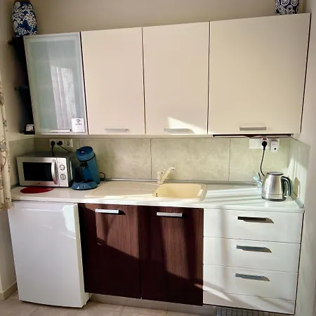 Rooi Bij De Knoptoren 3*