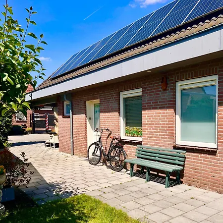 Rooi Bij De Knoptoren 3*