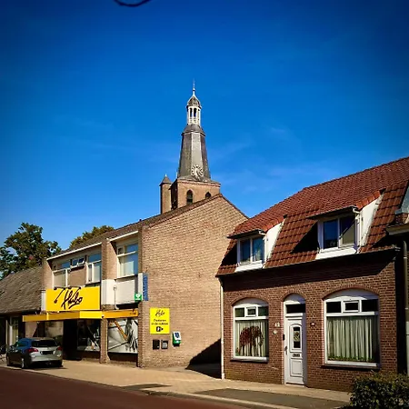 Rooi Bij De Knoptoren