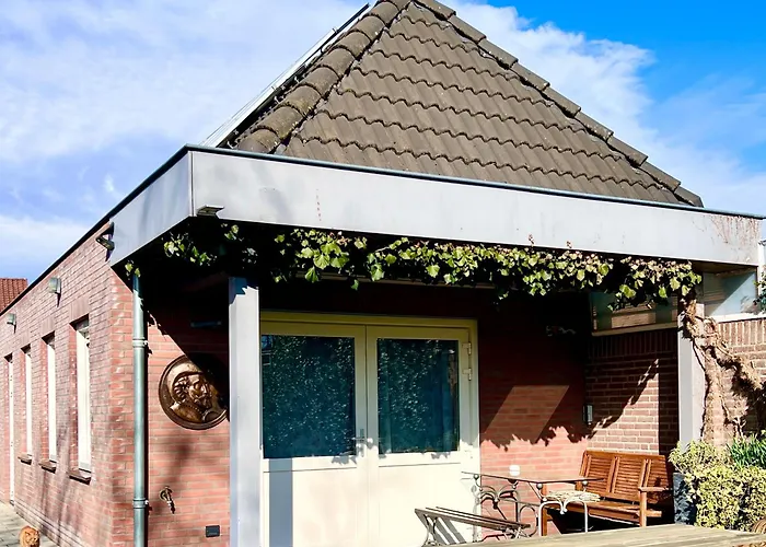 Rooi Bij De Knoptoren 3*