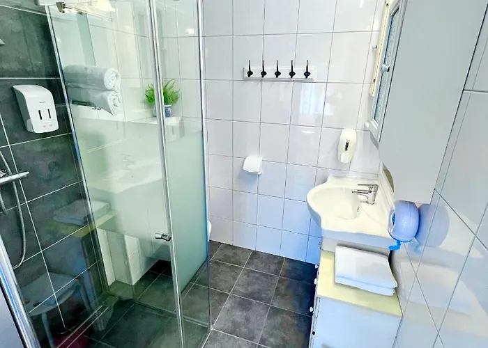 Rooi Bij De Knoptoren 3*